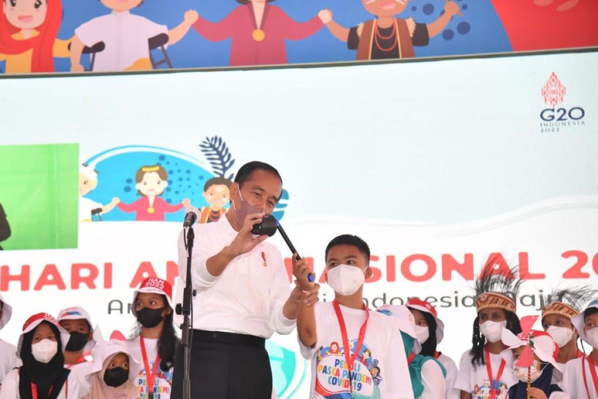 Presiden Jokowi ajak anak-anak bermain sulap  pada Puncak Peringatan HAN 2022