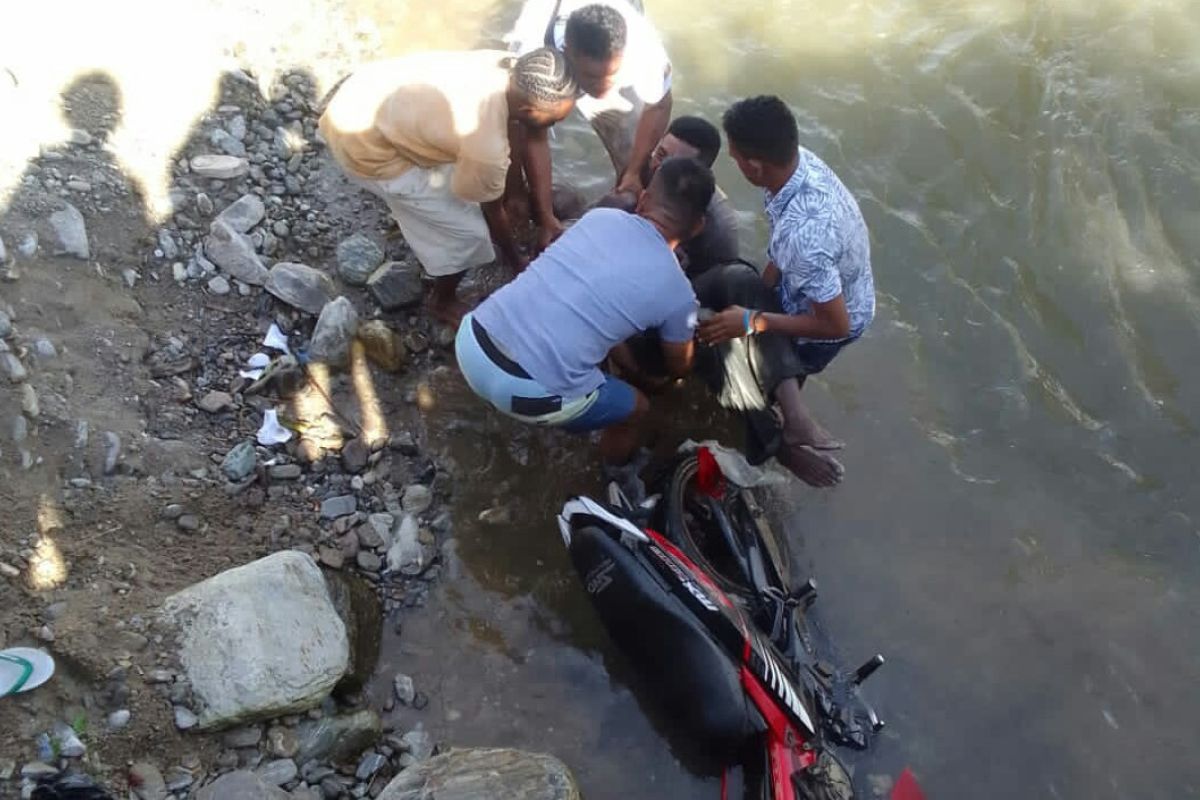 Polisi bantu cari warga tenggelam di Sungai Manggurai Wondama
