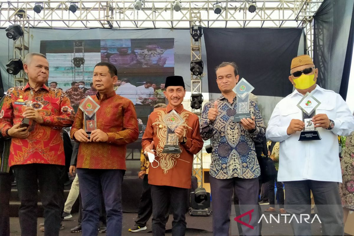 Bupati Gorontalo dianugerahi Tokoh Penggerak Koperasi Madya