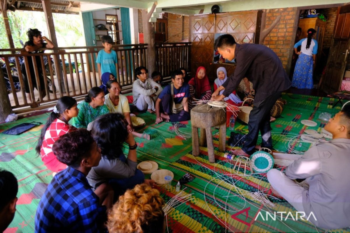 Kemendikbud dan Warsi beri pelatihan kerajinan rotan untuk Orang Rimba