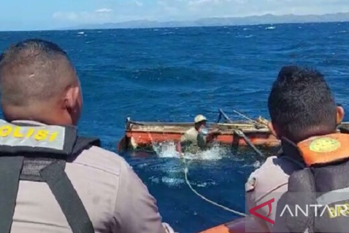 Tim SAR evakuasi nelayan mengalami rusak mesin perahu di Pulau Buru, begini kronologinya