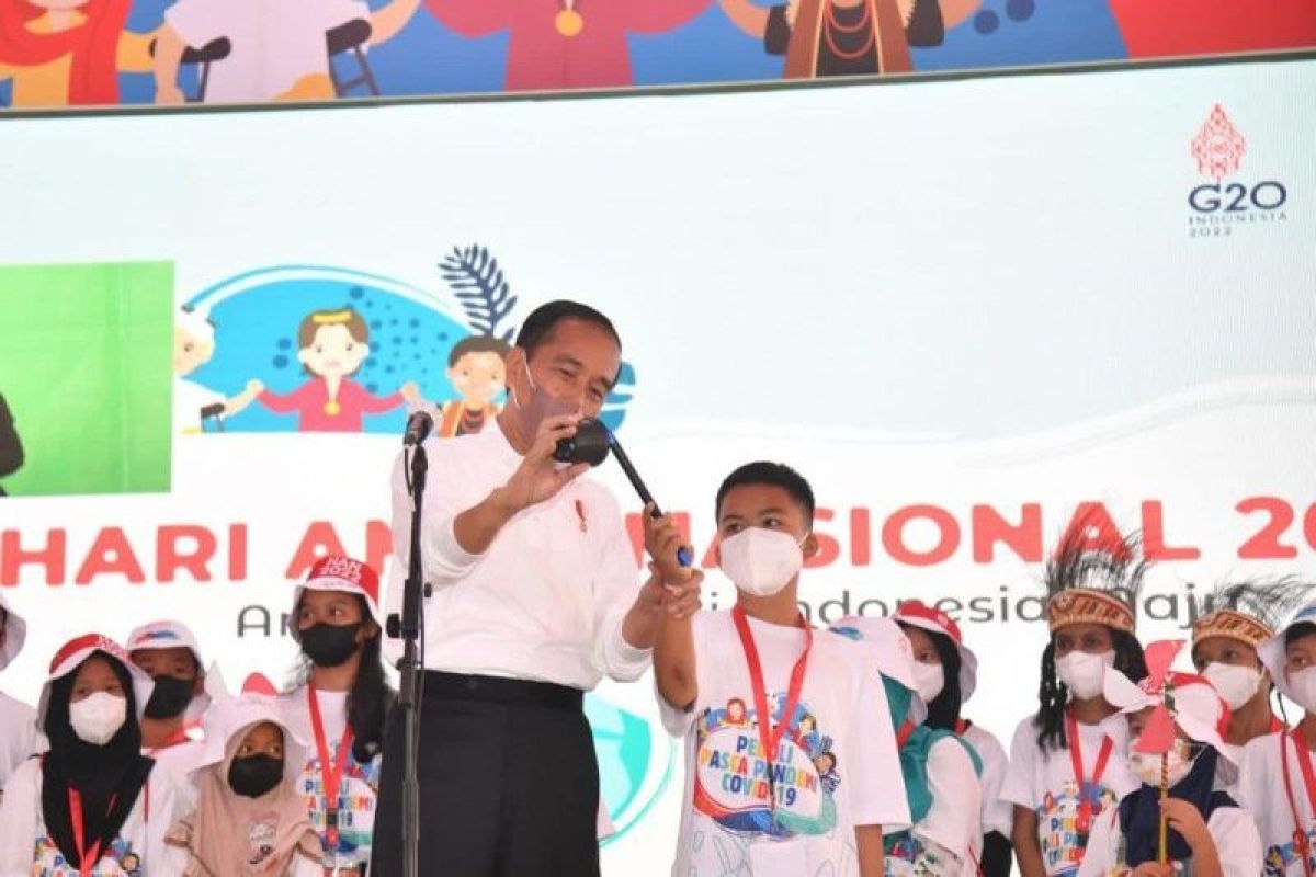 Puncak Peringatan HAN 2022, Jokowi ajak anak-anak bermain sulap
