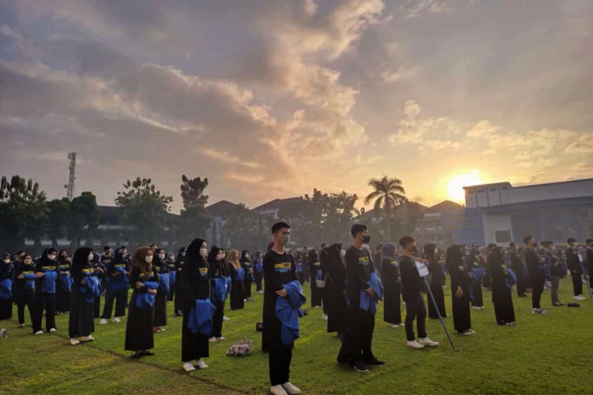 Pelepasan mahasiswa peserta KKN UMP diawali dengan shalat Subuh berjamaah