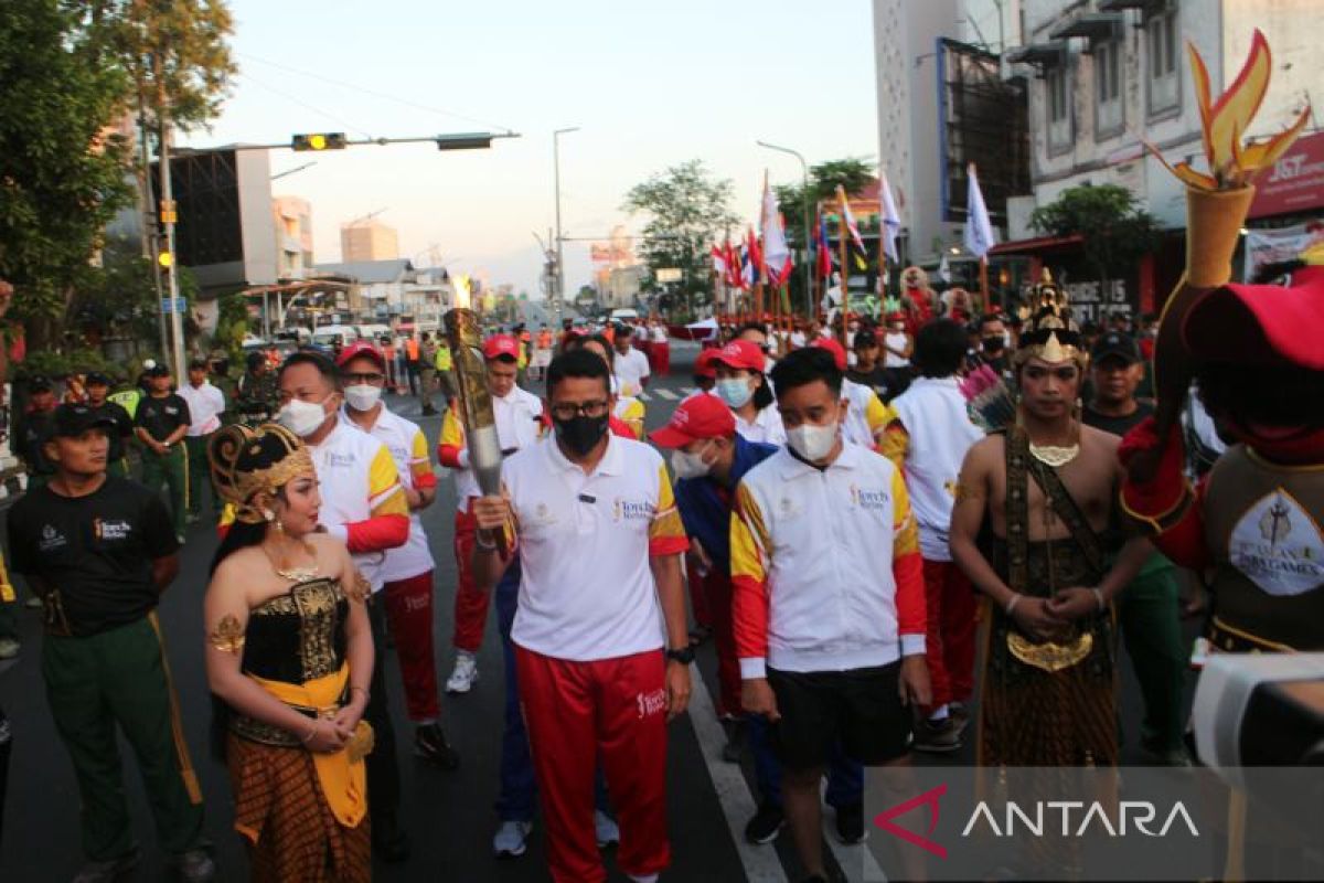 People enthusiastically welcoming 11th APG torch relay in Surakarta