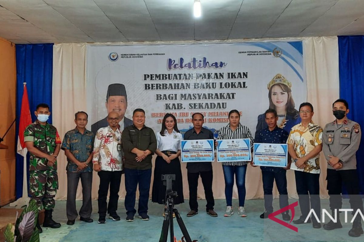 KKP bekali kemampuan pembudidaya ikan Sekadau dalam membuat pakan