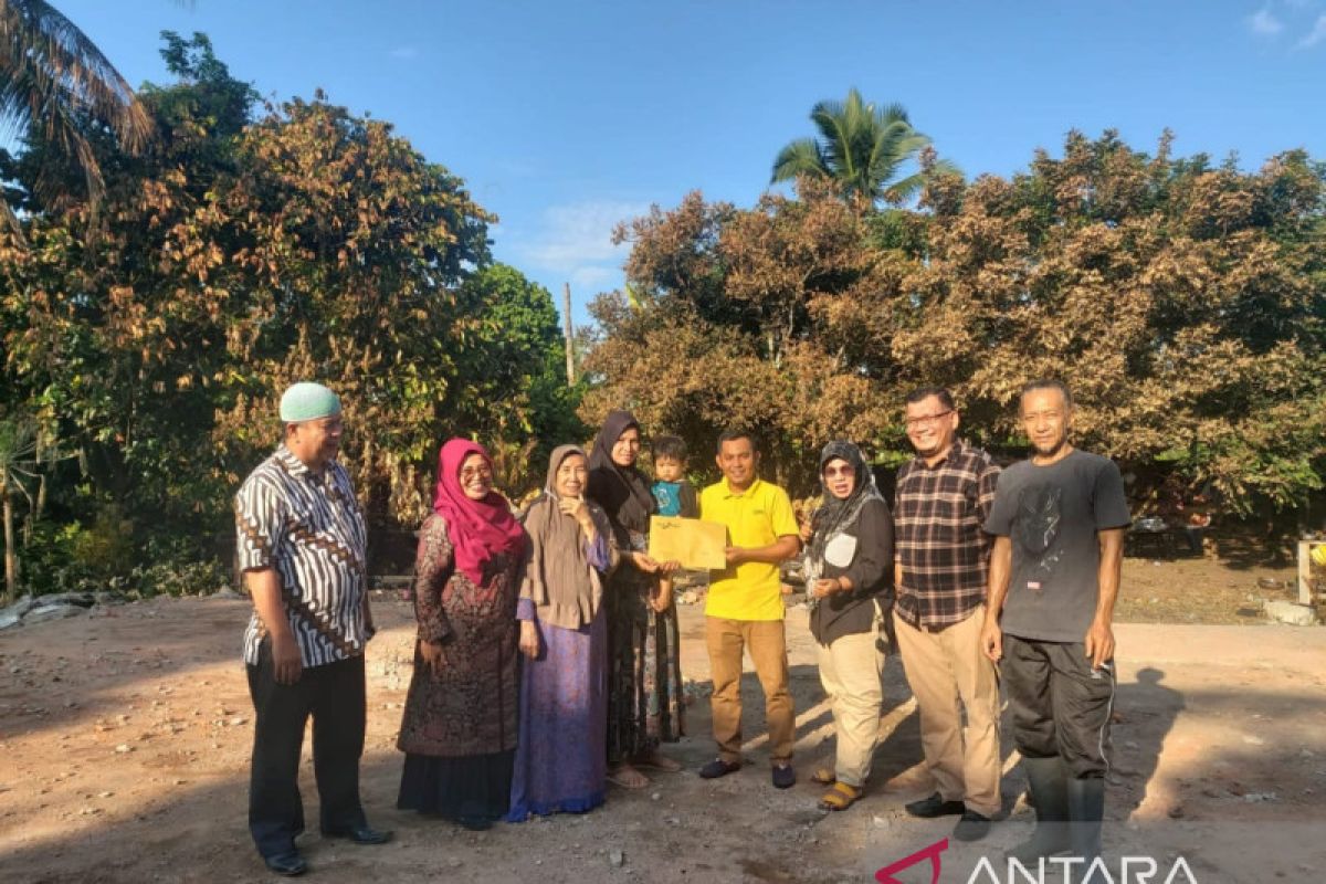 Alumni serahkan bantuan korban kebakaran Ampang Kuraji Dharmasraya