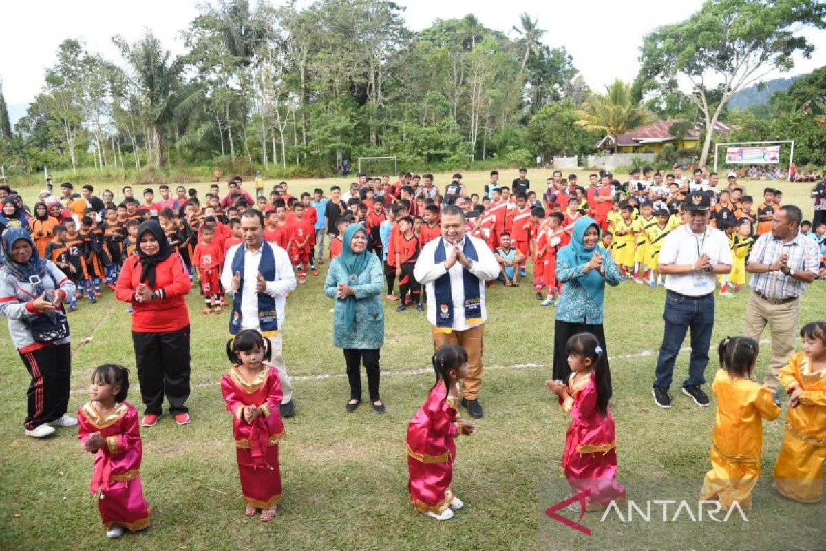 Bupati Tapsel ramaikan kompetisi sepak bola-voli perebutkan piala Forkopimcam Arse