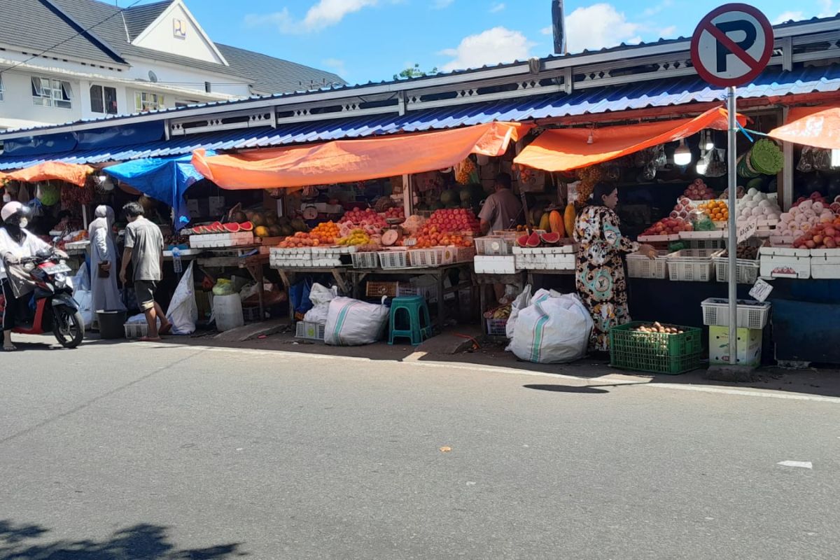 Disperindag tata pedagang pasar buah di Ternate