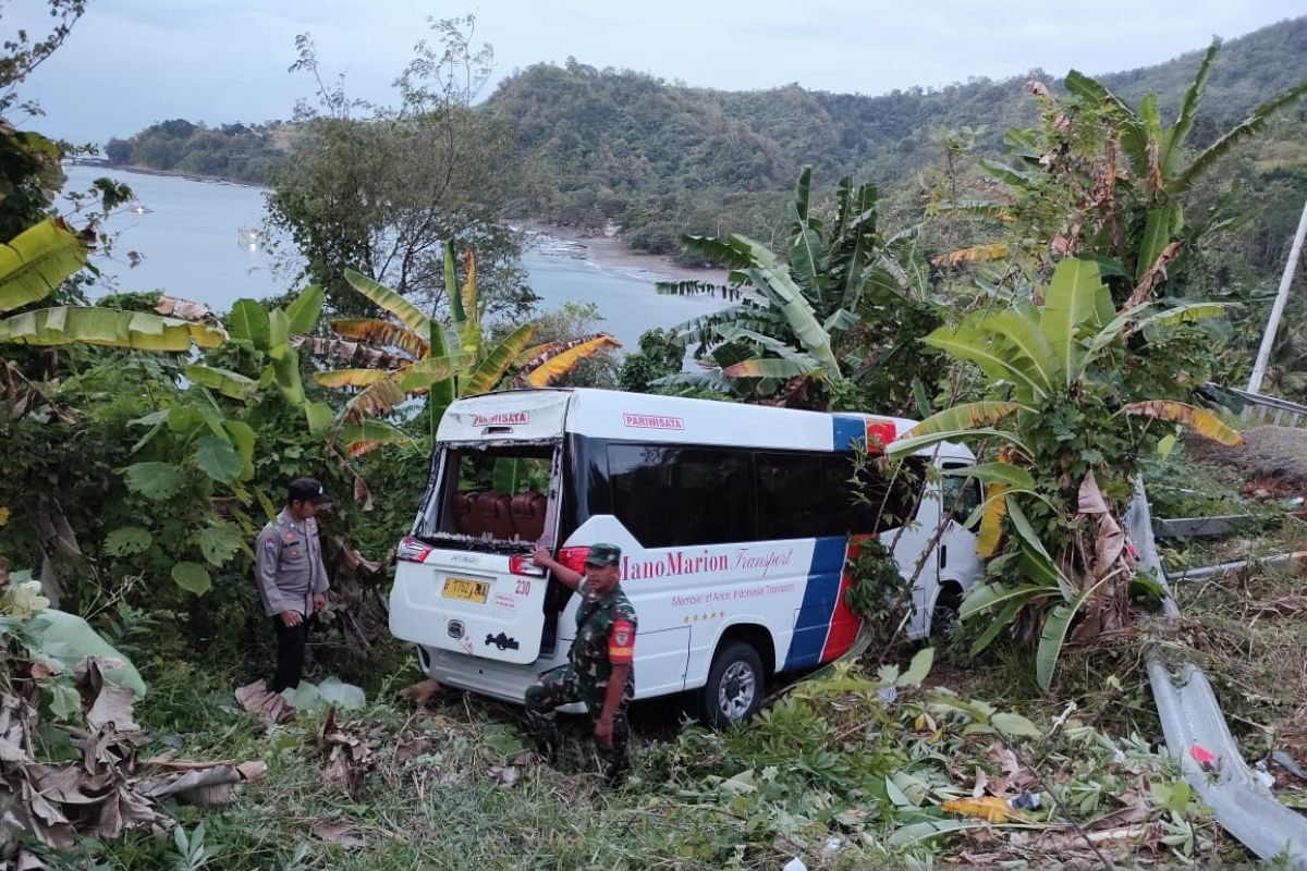 Wisatawan korban kecelakaan di Tanjakan Dini Sukabumi dibawa pulang keluarganya