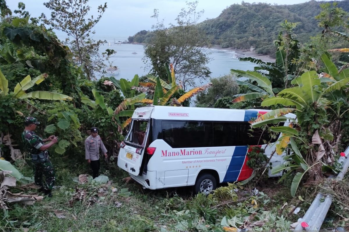 Bus wisatawan terguling di Cilegok Sukabumi sebabkan seorang penumpang meninggal