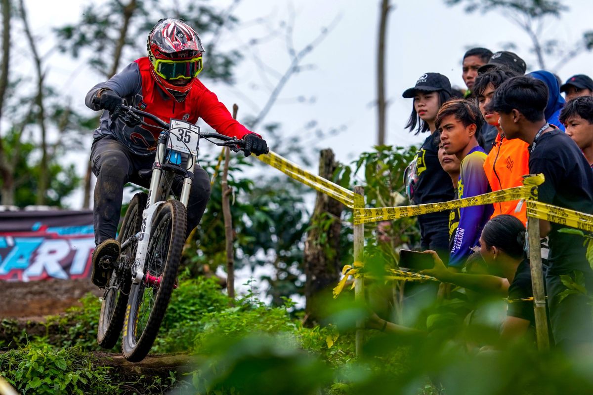Jatim pertahankan juara umum Kejurnas balap sepeda INC 2022 di Banyuwangi