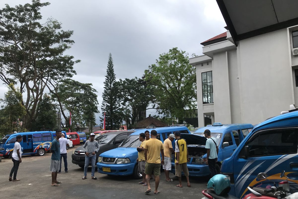 Puluhan supir angkot datangi DPRD Ambon keluhkan perampingan jalur