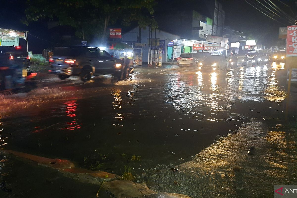 Hujan sebentar di Pekanbaru sejumlah jalan terendam
