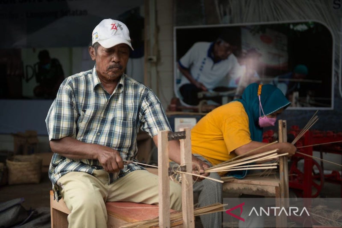 Tekan impor, Bukit Asam berdayakan warga produksi tusuk sate