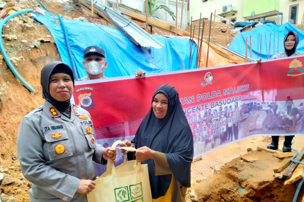 Polwan Polda Maluku salurkan 300 sembako pada korban bencana di Ambon