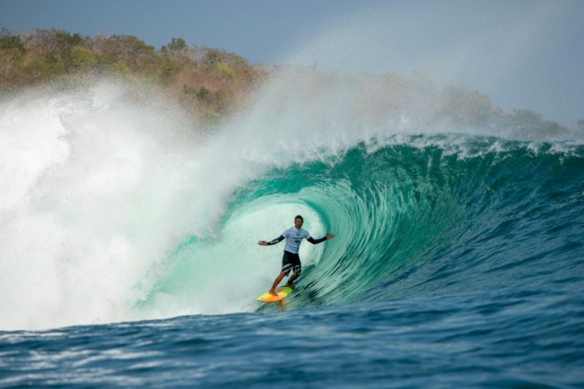 Kompetisi selancar Rip Curl Padang Padang kembali diselenggarakan