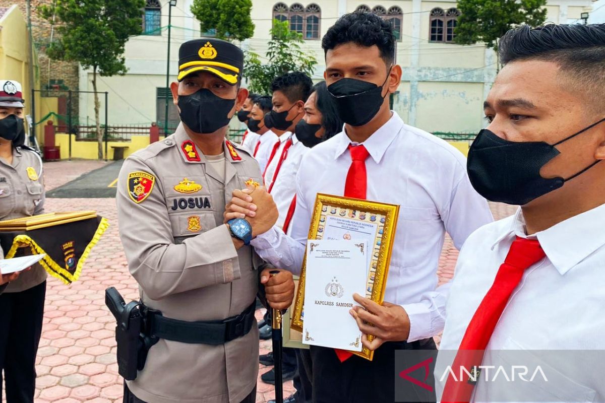Polres Samosir beri penghargaan kepada personel berprestasi