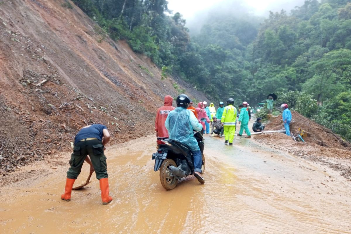 Jalur Padang-Solok sudah dapat dilalui kendaraan usai tertutup longsor