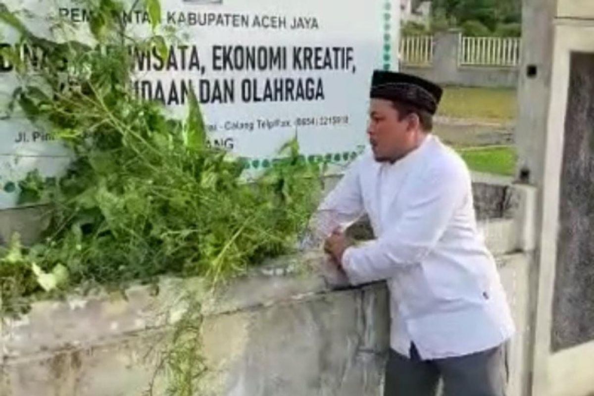 Pj bupati Aceh  Jaya bersihkan plang nama kantor Dispora