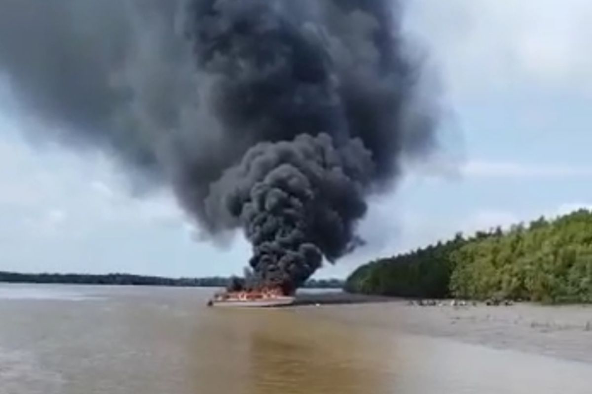 Perahu motor cepat jurusan Tarakan - Tana Tidung terbakar