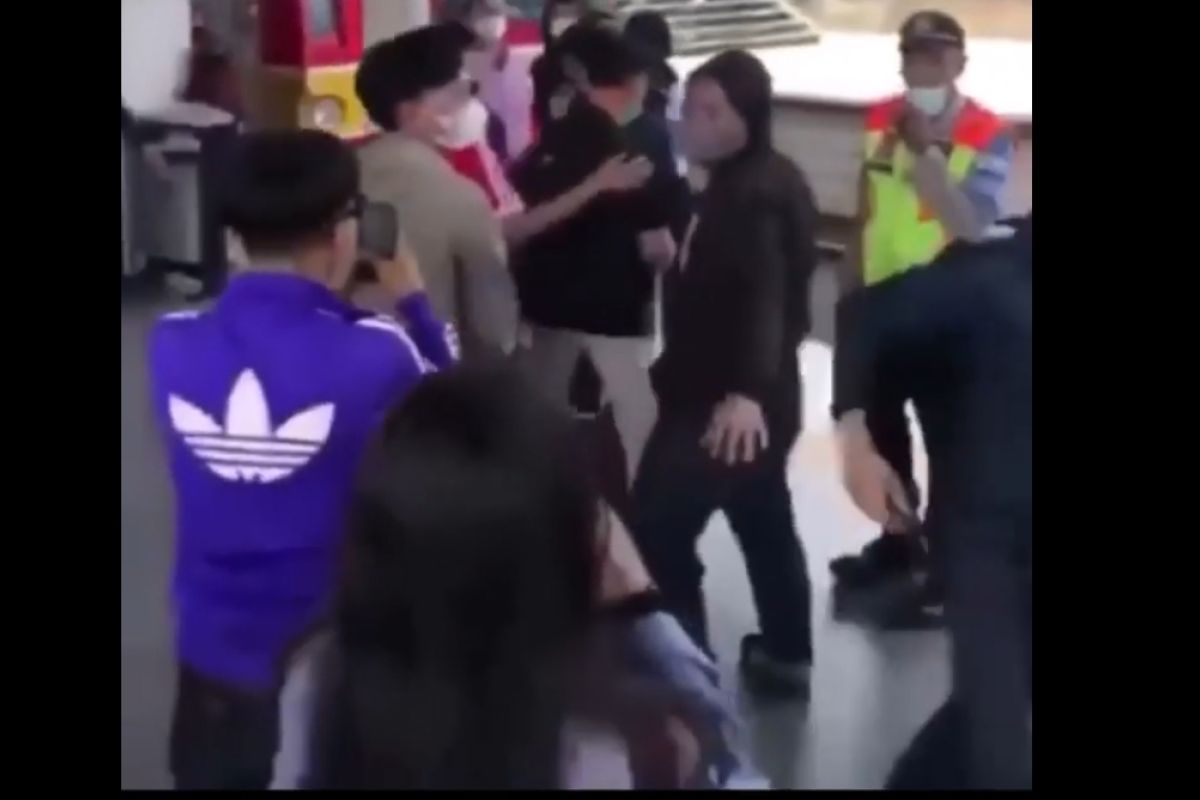Polisi cek video viral keributan suporter bola di Stasiun Jatinegara