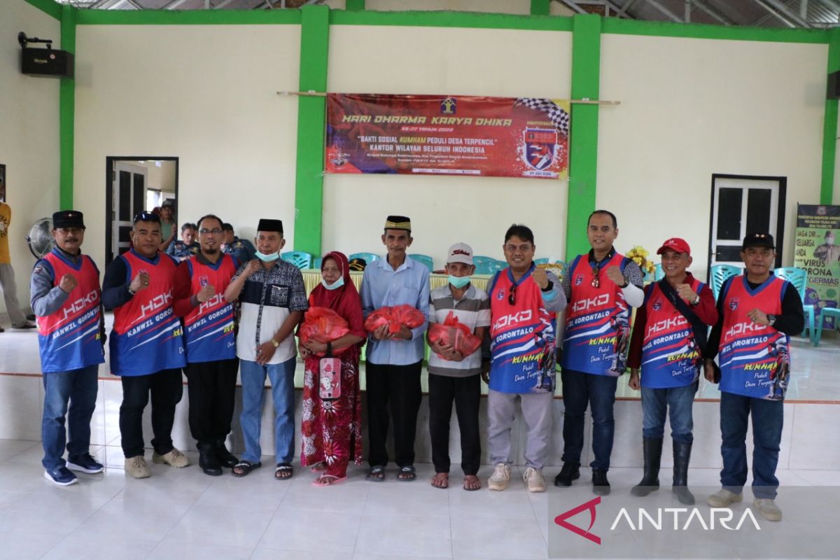 Kanwil Kemenkumham Gorontalo bagikan 212 paket sembako kepada warga miskin