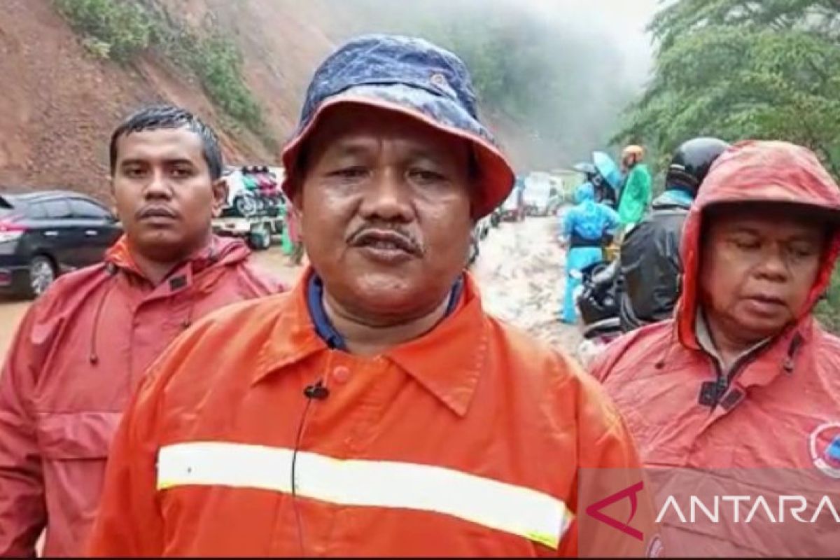 Jalur Padang-Solok sudah dapat dilalui usai tertutup longsor