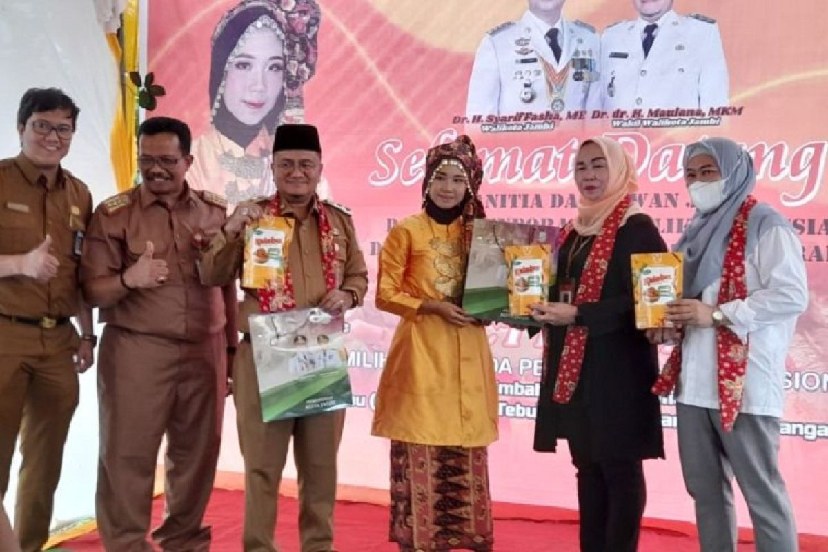 Pemuda olah ampas tebu jadi keripik