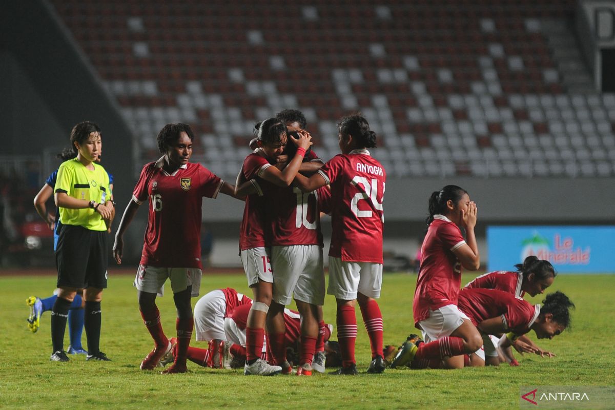 Timnas putri Indonesia menaklukkan Singapura 2-1 pada laga FIFA
