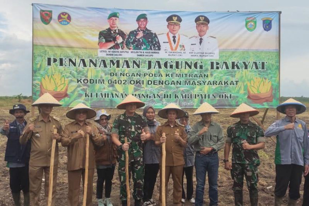 Prajurit Kodim 0402/OKI ajak warga tanam jagung cegah karhutla