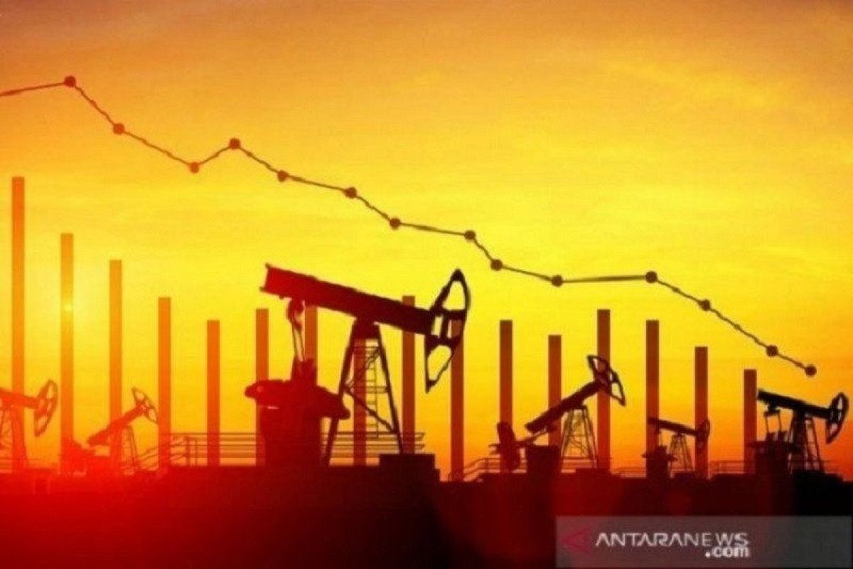 Harga minyak jatuh, data manufaktur picu kekhawatiran permintaan