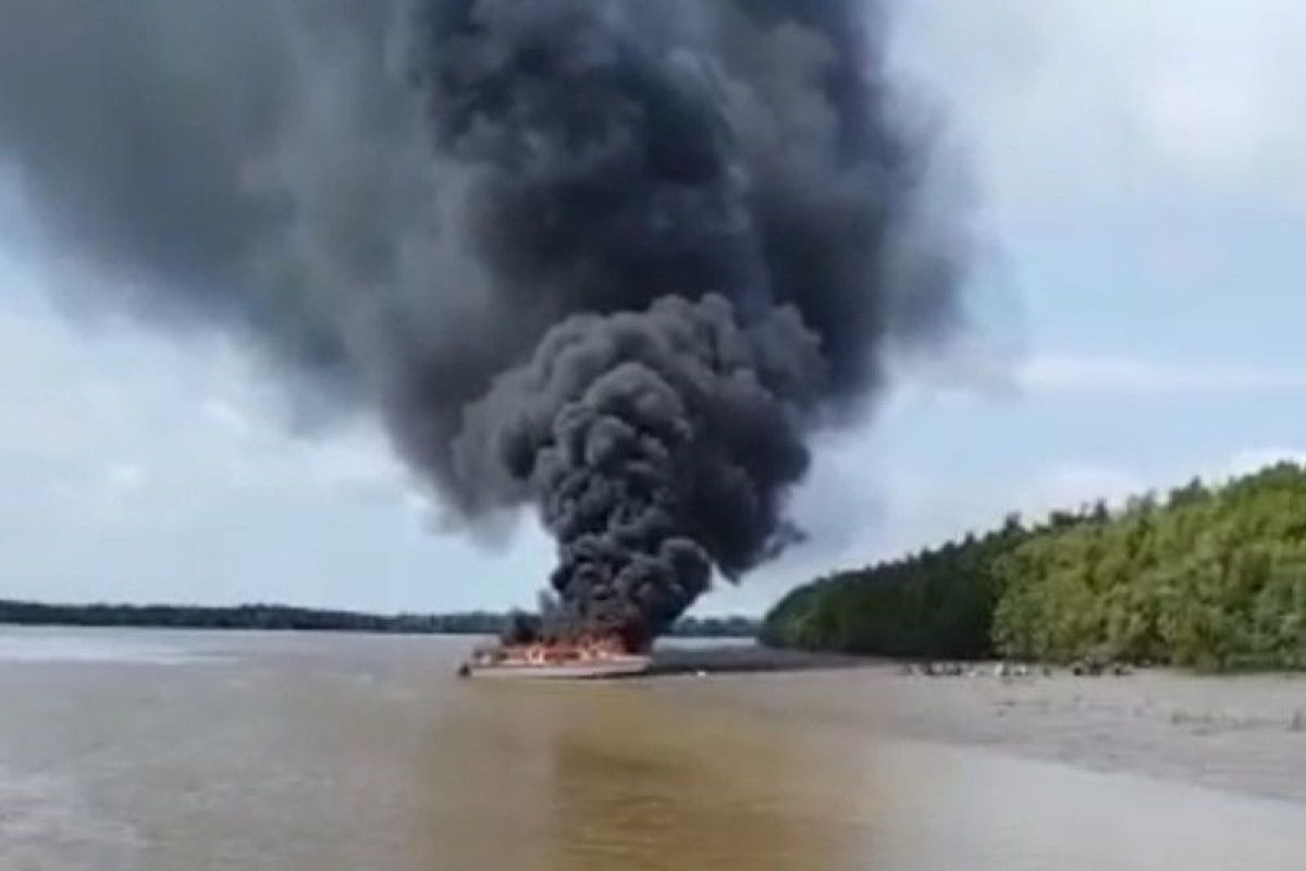 Sebuah perahu motor cepat jurusan Tarakan-KTT terbakar