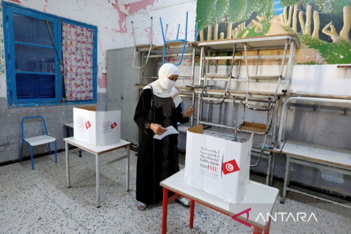 Warga Tunisia beri suara dalam referendum konstitusi baru
