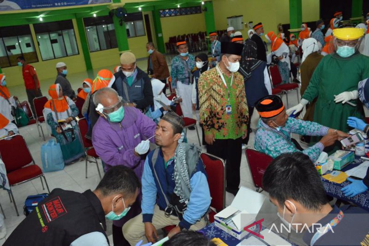 Tiga orang haji di Debarkasi Solo dinyatakan positif COVID-19