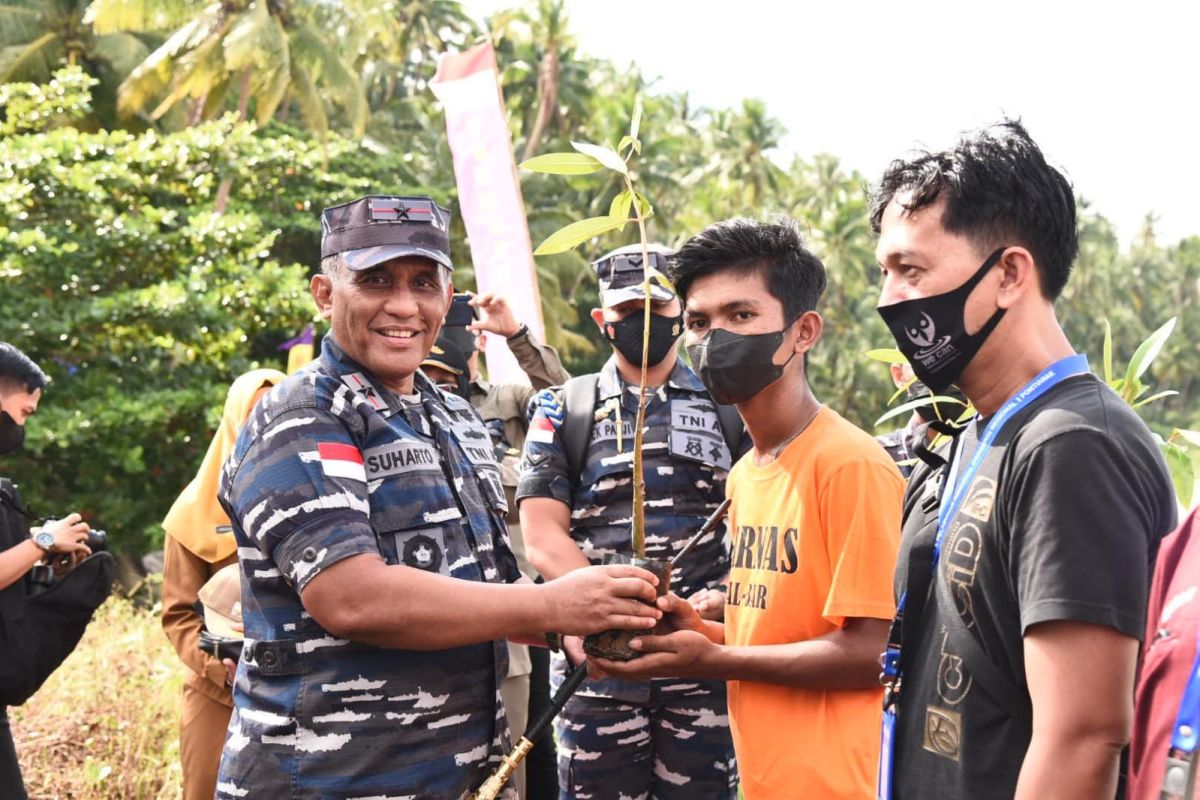 Lantamal XII ikut aktif tanam bibit mangrove serentak seluruh Indonesia