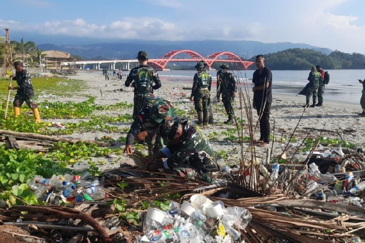 Kodim 1701 Jayapura gandeng pemuda kerja bakti di pantai Holtekam