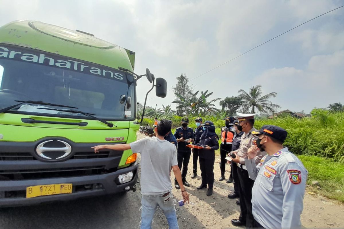 Abaikan keselamatan berlalu lintas aparat tindak truk kelebihan muatan