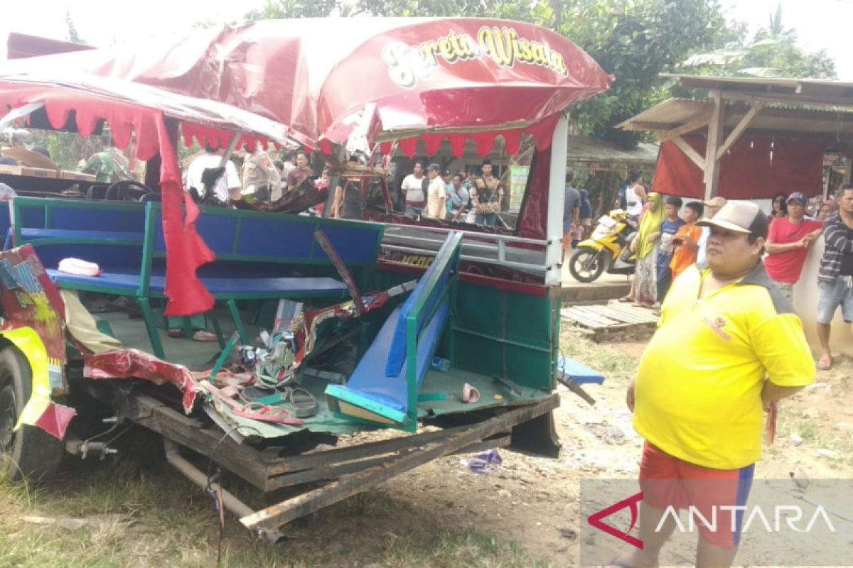 Kereta api tabrak odong-odong, sembilan orang tewas