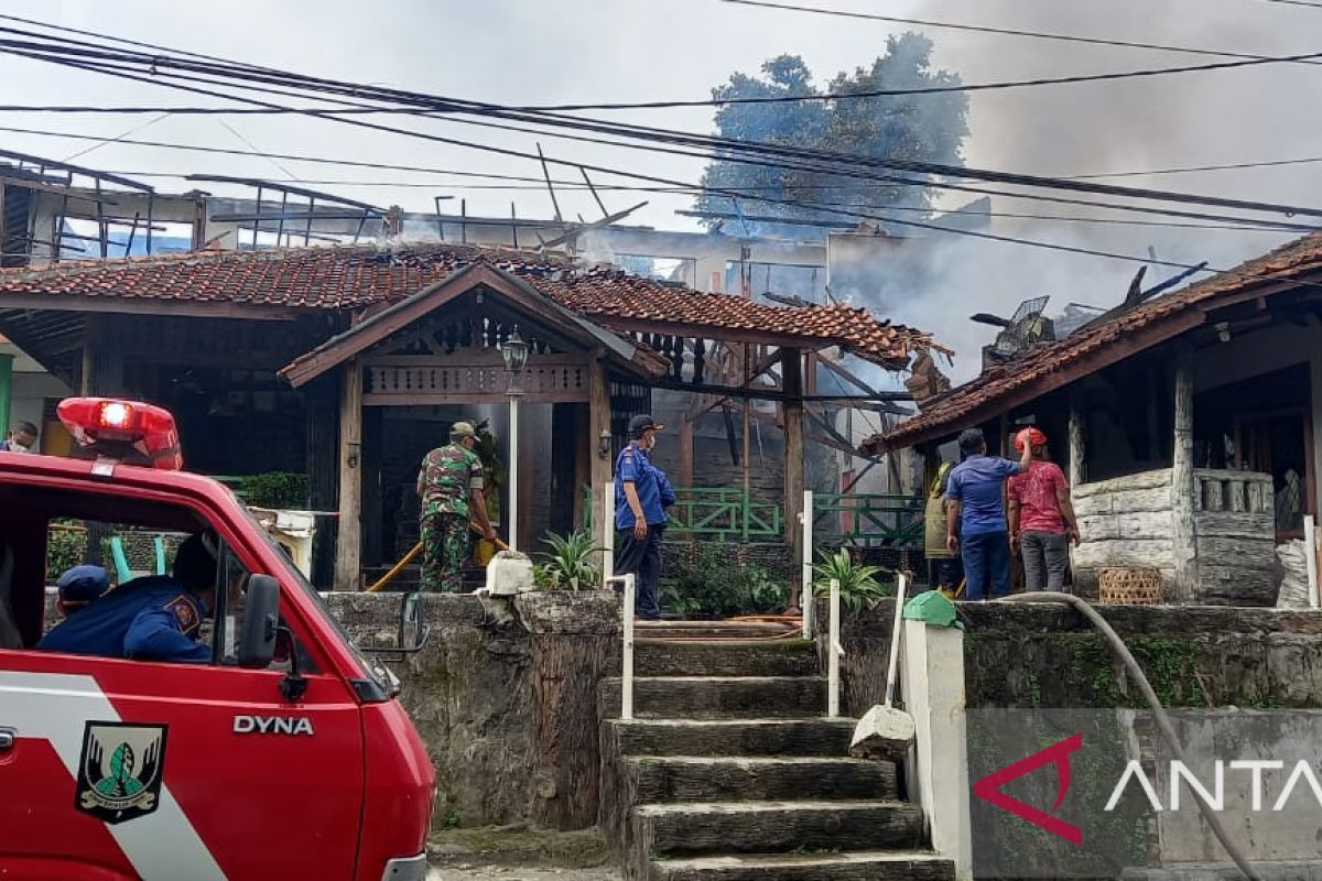 Kebakaran landa hotel dan rumah di objek wisata pantai selatan