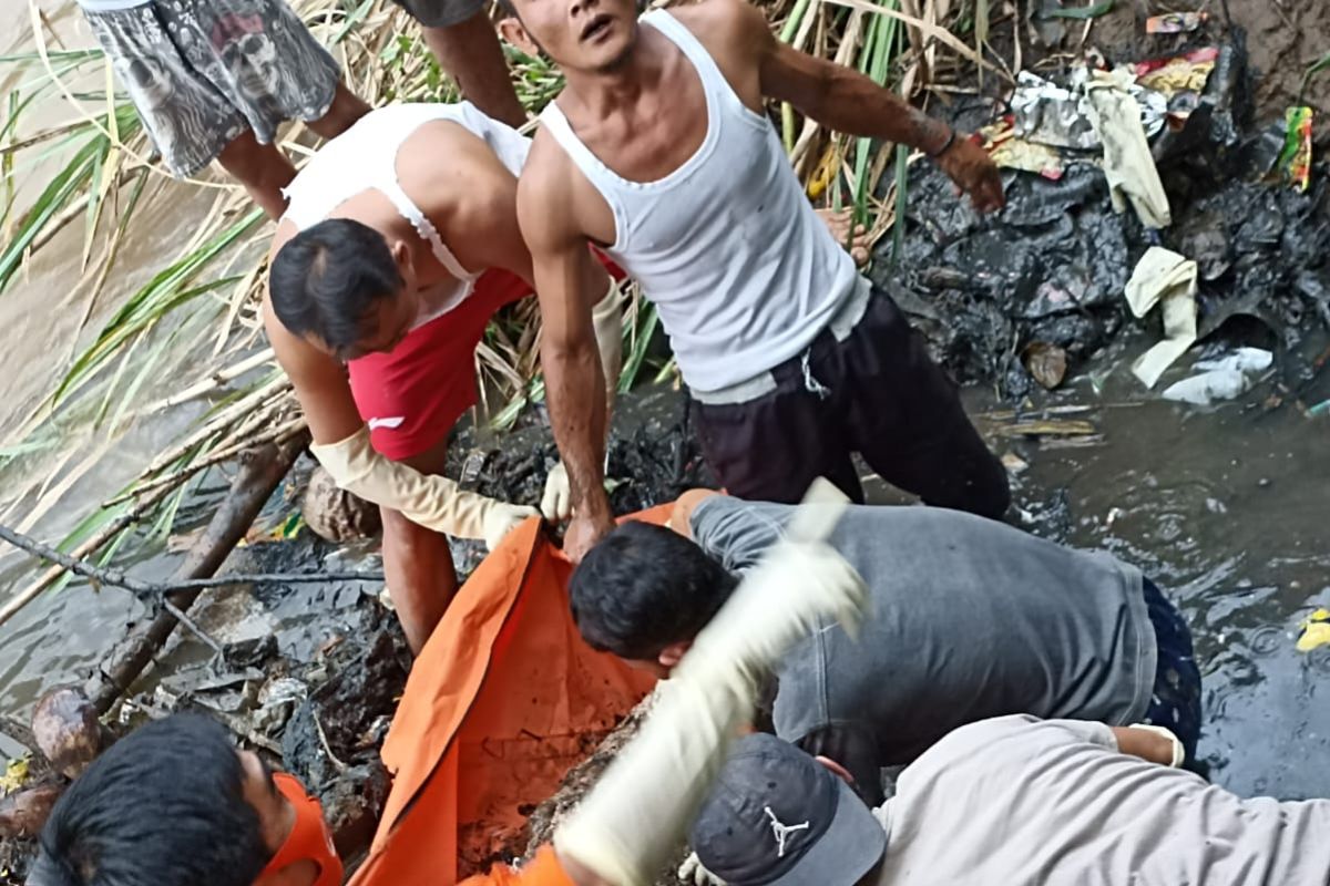 Mayat laki-laki nyaris hancur ditemukan mengapung di Sungai Ogan OKU