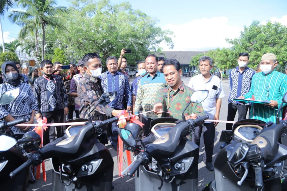 Lombok Tengah memberikan bantuan sepeda motor ke sejumlah bidan desa
