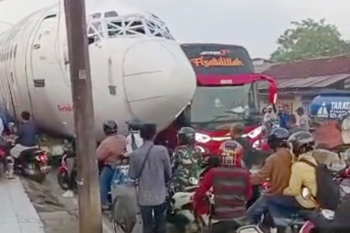 Pengangkutan badan pesawat hambat lalu lintas Jalan Raya Parung Bogor