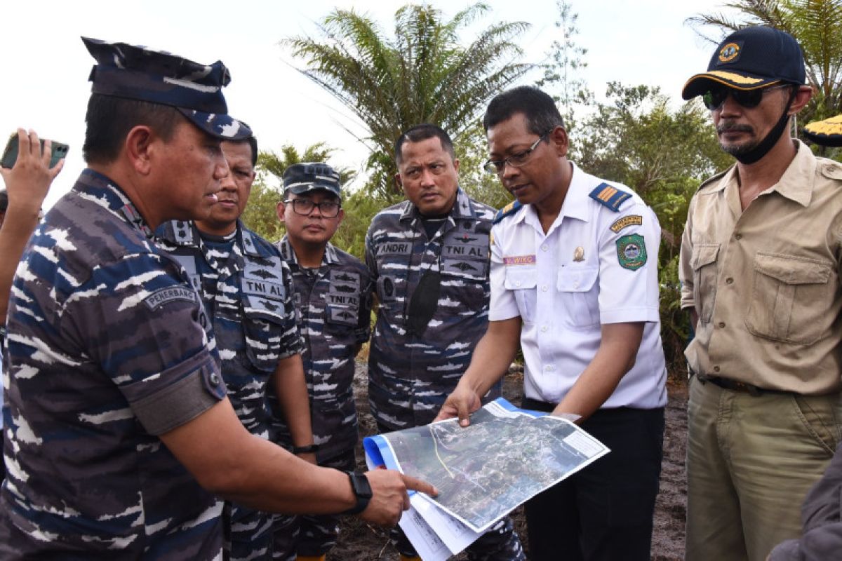 Danpusnerbal tinjau lahan pembangunan pangkalan udara AL di Singkawang