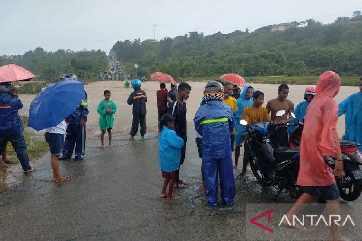 Luapan Sungai Sikula membanjiri jalan di Leihitu Barat, Maluku Tengah