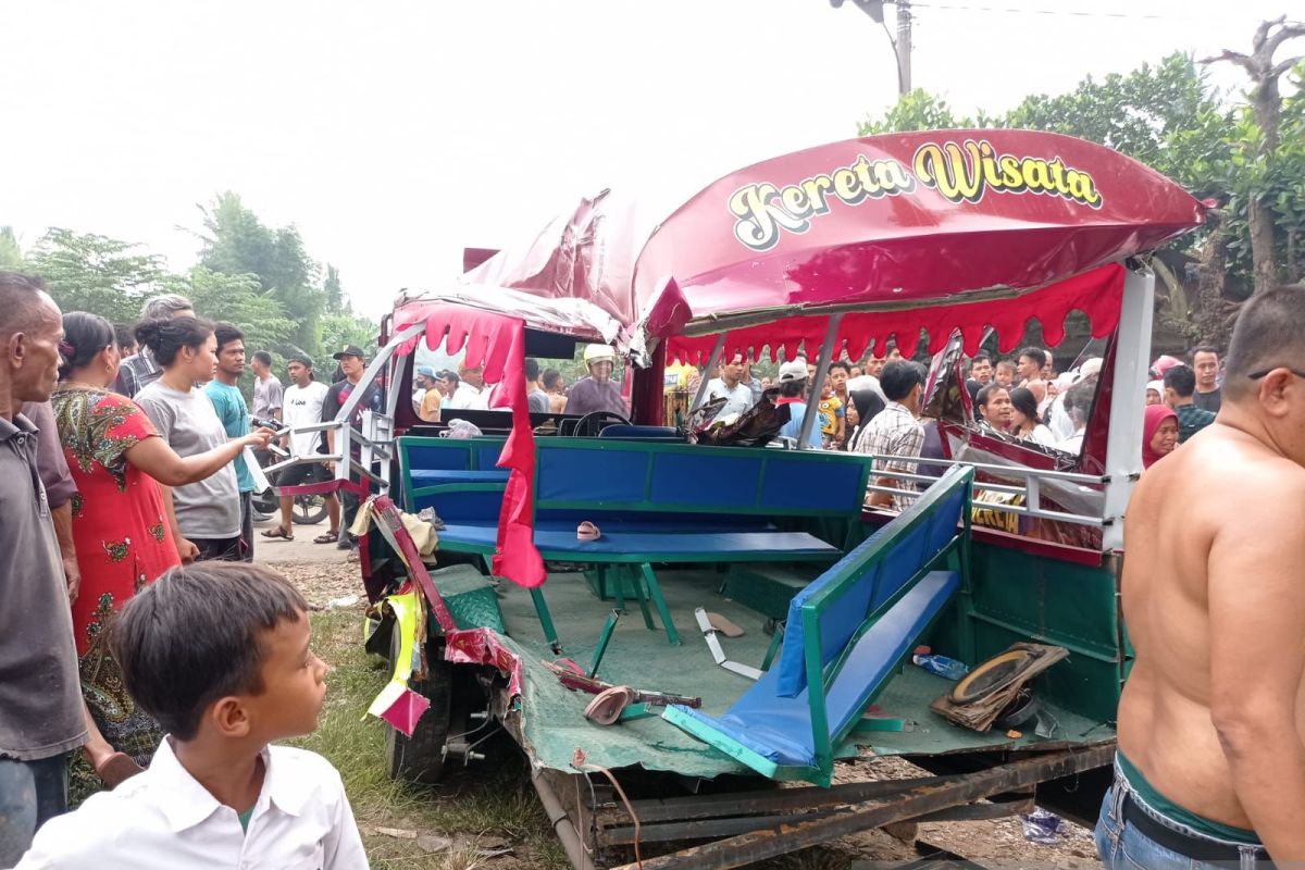 Satlantas Polres Serang evakuasi odong-odong yang tertabrak kereta api