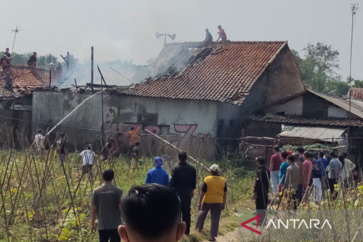 Tiga KK berhasil selamat saat rumahnya terbakar