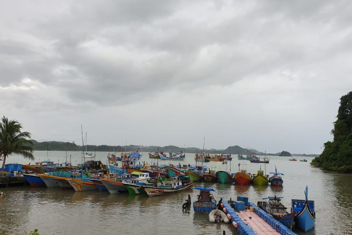 Hampir sepekan nelayan Aceh Jaya tidak melaut,  ini penyebabnya