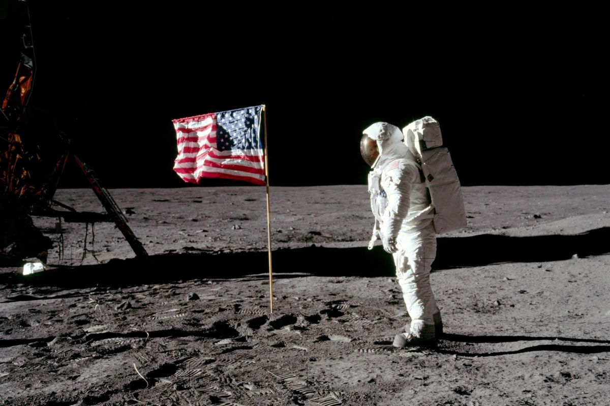 Jaket yang dikenakan astronaut Buzz Aldrin saat pergi ke bulan terjual Rp40 miliar