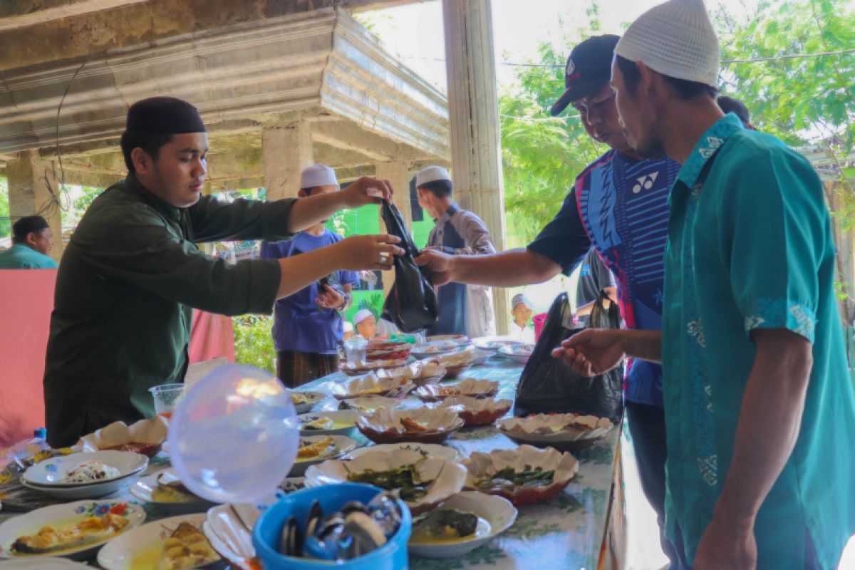 Ponpes Miftahul Ulum gelar makan sambil beramal