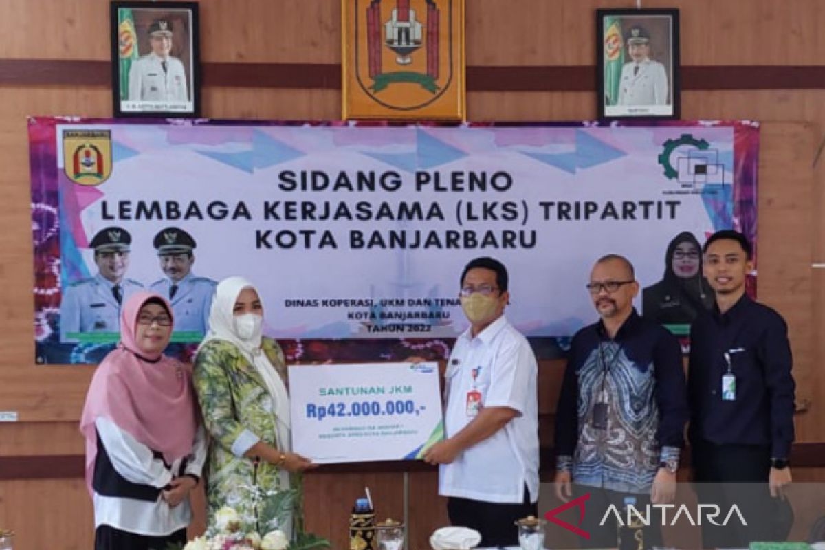 BPJAMSOSTEK serahkan santunan jaminan kematian anggota dewan Banjarbaru